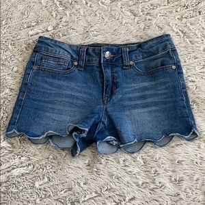 🍍4/$20🍍 Girl’s scalloped edge jean shorts